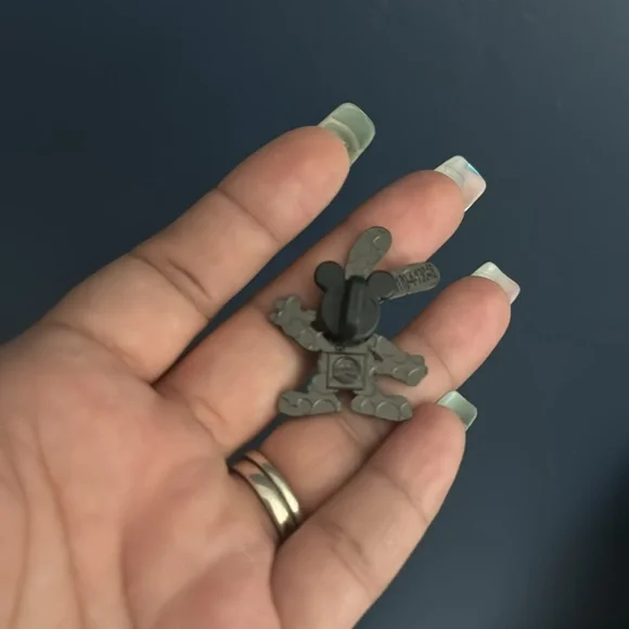 Oswald trading pin - Picture 3 of 3